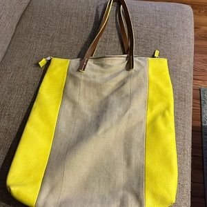 Straw/leather zippered tote